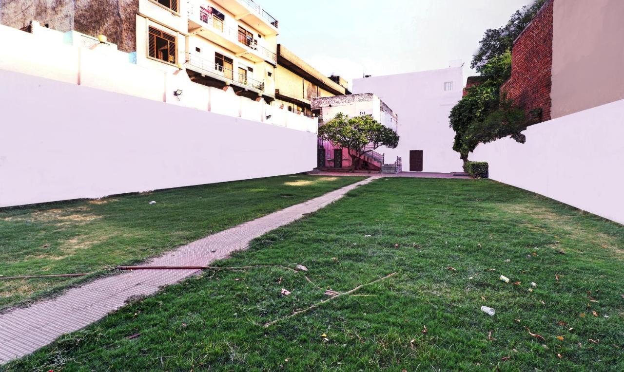 Hotel Pragati Palace Mathura Extérieur photo