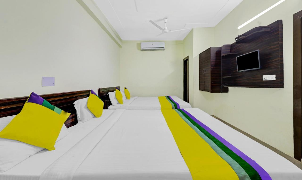 Hotel Pragati Palace Mathura Extérieur photo