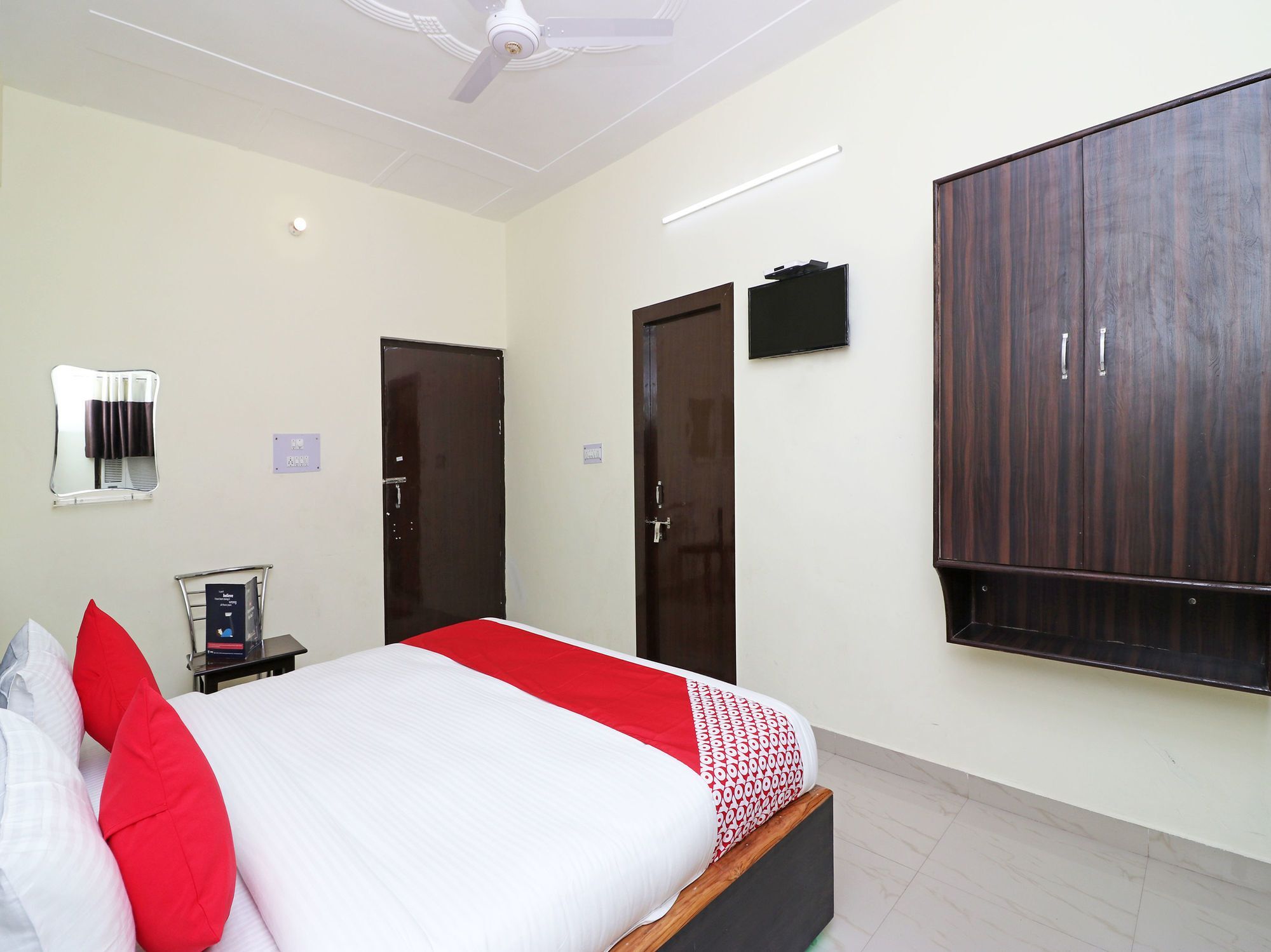 Hotel Pragati Palace Mathura Extérieur photo